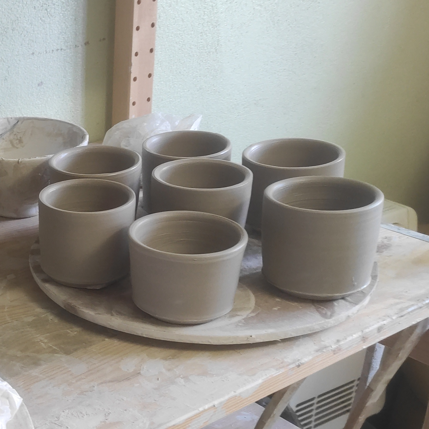 Bols en céramique après tournage et avant séchage