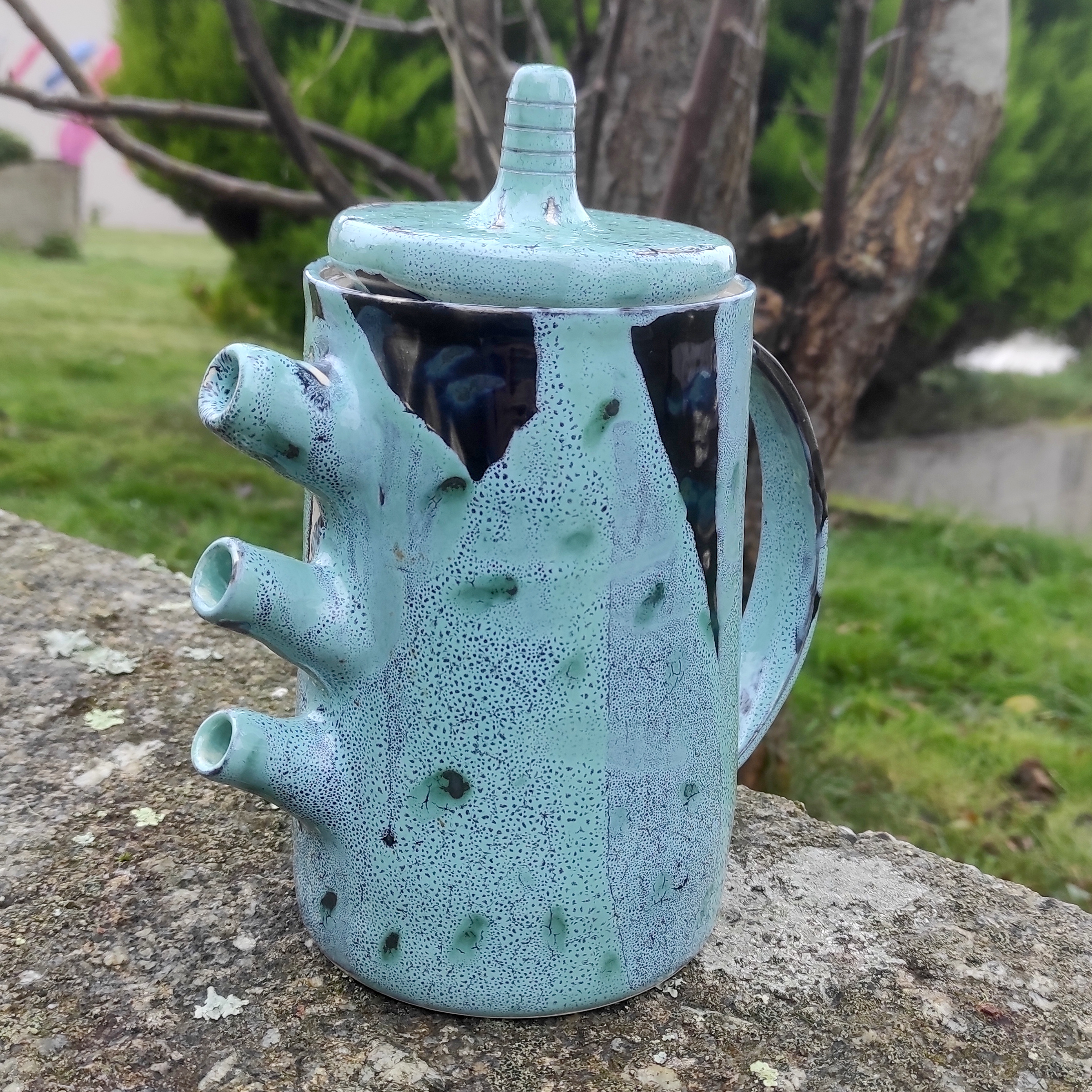 Commande spéciale d'une theière à trois becs