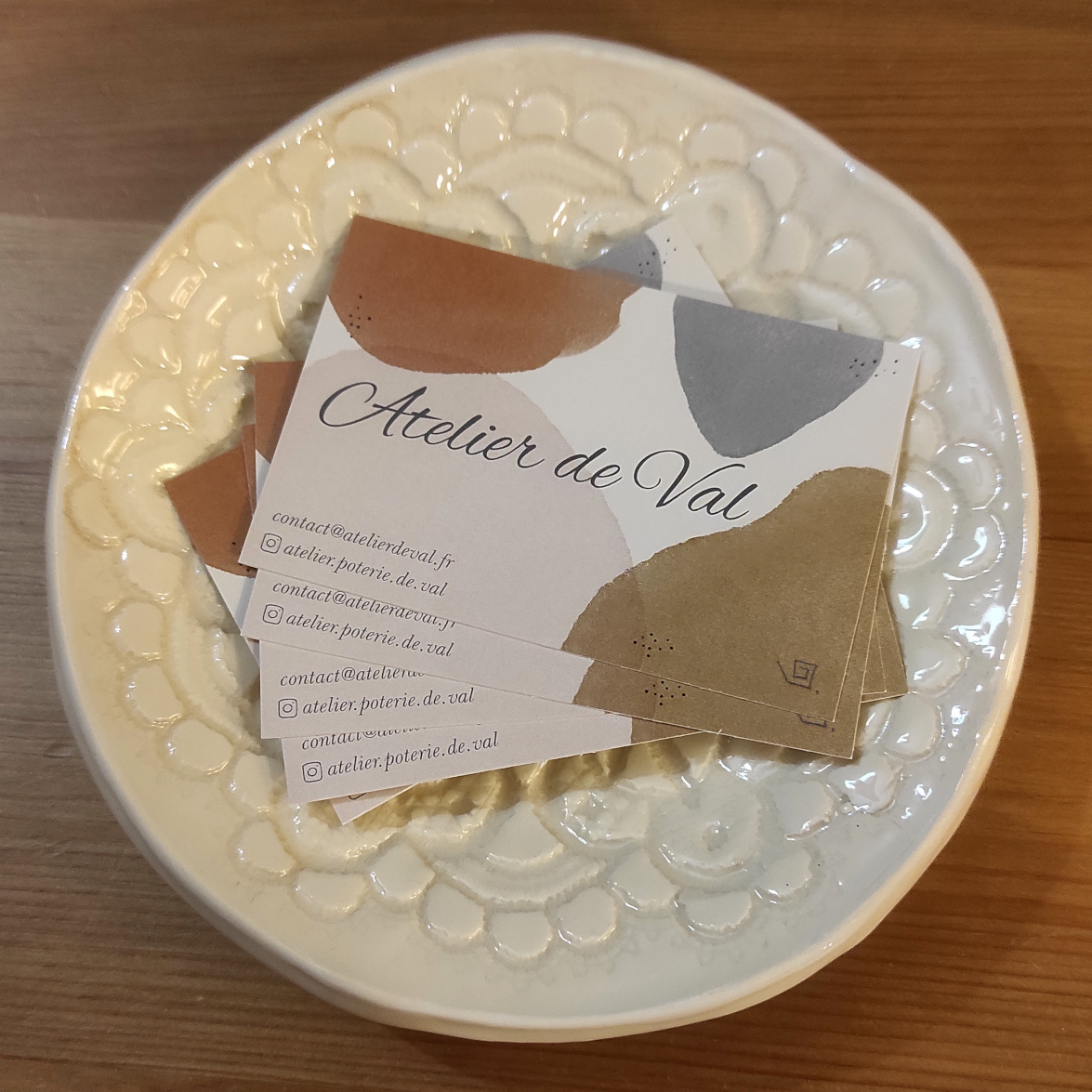 Carte de visite de l'atelier de Val posées sur une assiette