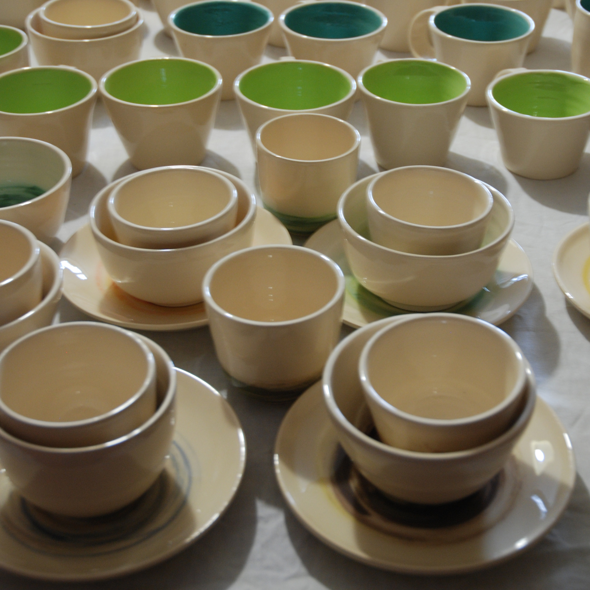 Ensemble de bols et tasses des collections couleurs et spirales