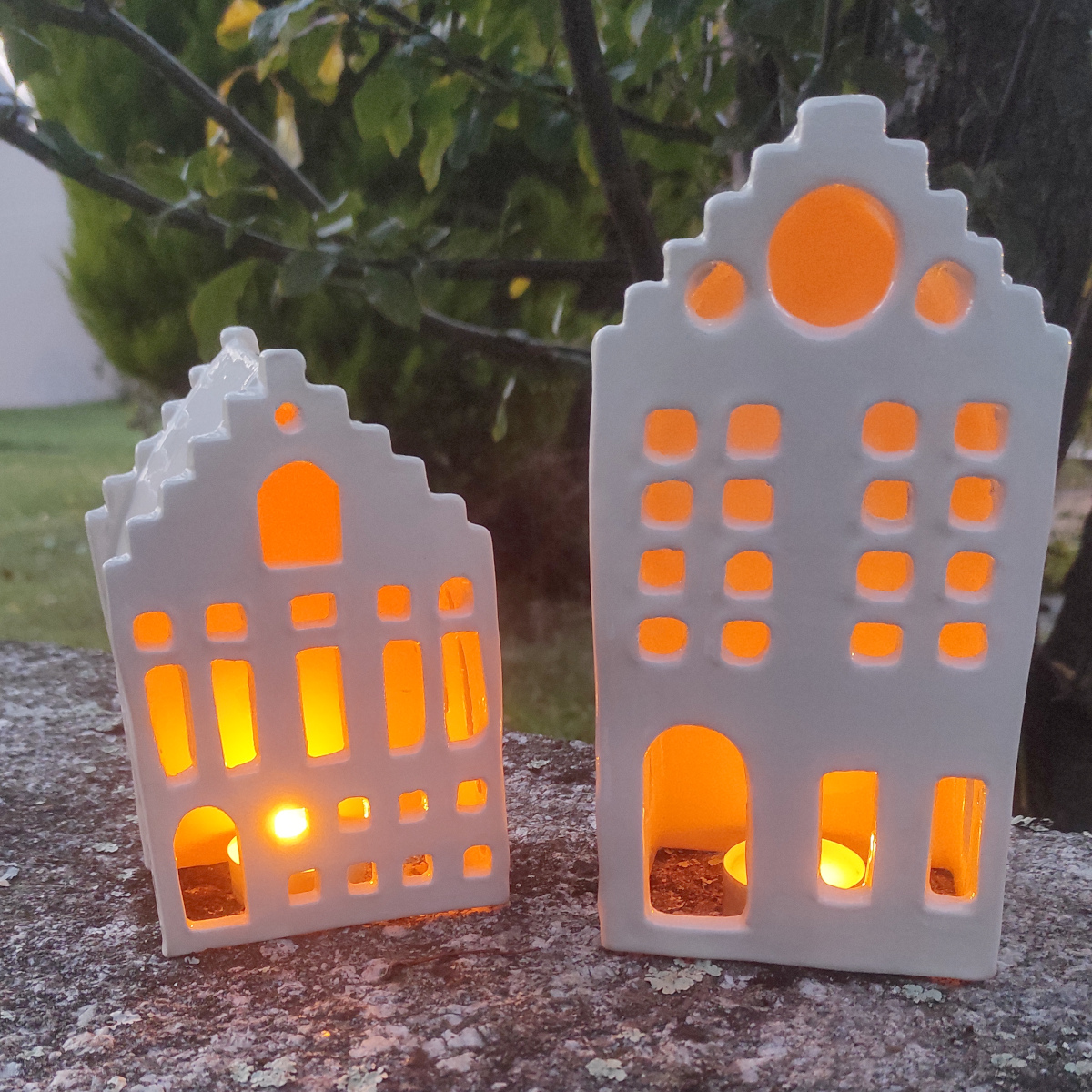 Photophore de décoration de Noël en forme de maison de type flammande, avec sa bougie