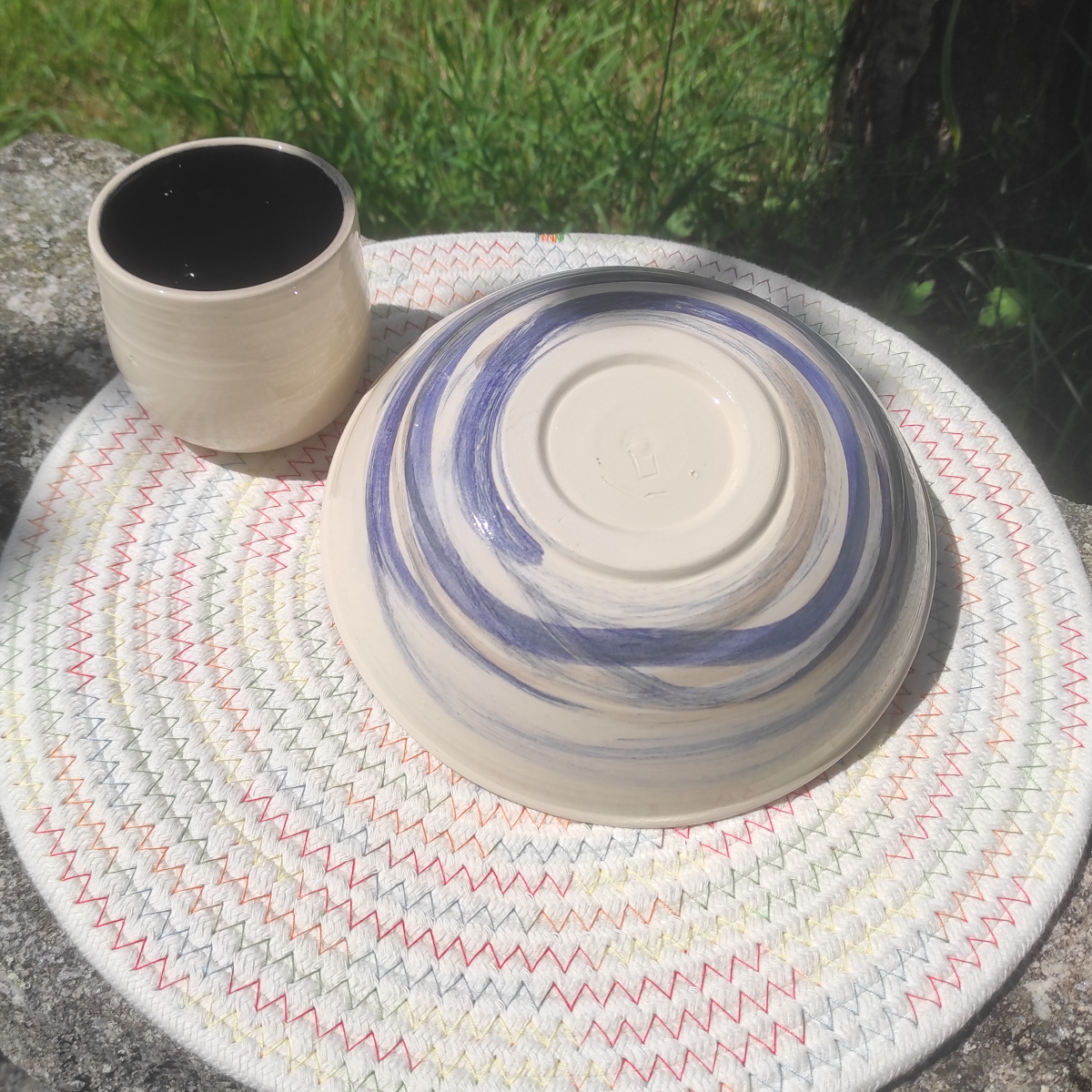 Assiette creuse en céramique de la collection spirale et gobelet noir intense